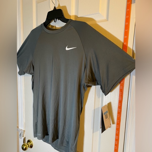 Nike SWIM DRI-FIT Men's M Short Sleeve Shirt Gray NWT $42 UPF 40+ - Picture 2 of 7
